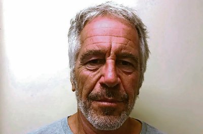 El magnate financiero Jeffrey Epstein. A la izquierda, periodistas de redes sociales sostienen la carpeta llamada Fase I