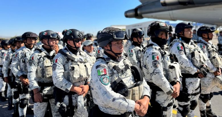 Elementos de la Guardia Nacional se preparan para abordar un avión en el Aeropuerto Internacional de Mérida, ayer, para viajar hacia el norte con el fin de reforzar la seguridad en la frontera con EE. UU.