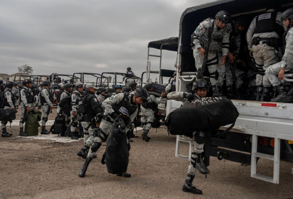 Elementos de la Guardia Nacional llegan a la base militar 12 en la frontera de Tijuana con EE. UU., como parte de los acuerdos bilaterales