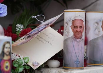 Reportan “ligera mejoría” en la salud del papa Francisco