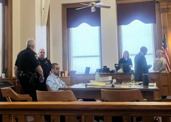 Rushdie se reencuentra tres años después con el joven que le cambió la vida a puñaladas