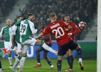 ‘Santi’ Giménez abandona lesionado el partido frente al Lille