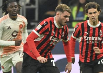 ‘Santi’ Giménez asiste en debut con el Milan