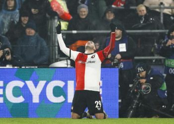 Santiago Giménez alimenta rumores sobre su salida del Feyenoord con publicación en redes sociales