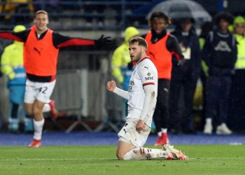 Santiago Giménez anota su primer gol con el Milan