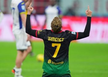 Santiago Giménez le da tres puntos vitales al Milan