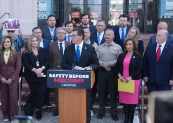 Senador republicano va por acabar con la ley “santuario” para migrantes en California