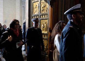 Soldados y policías cruzan la Puerta Santa vaticana por el Jubileo de las Fuerzas Armadas