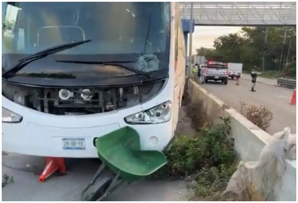 Trabajador municipal muere instantáneamente tras ser atropellado por un autobús cuando realizaba labores de limpieza en Playa del Carmen