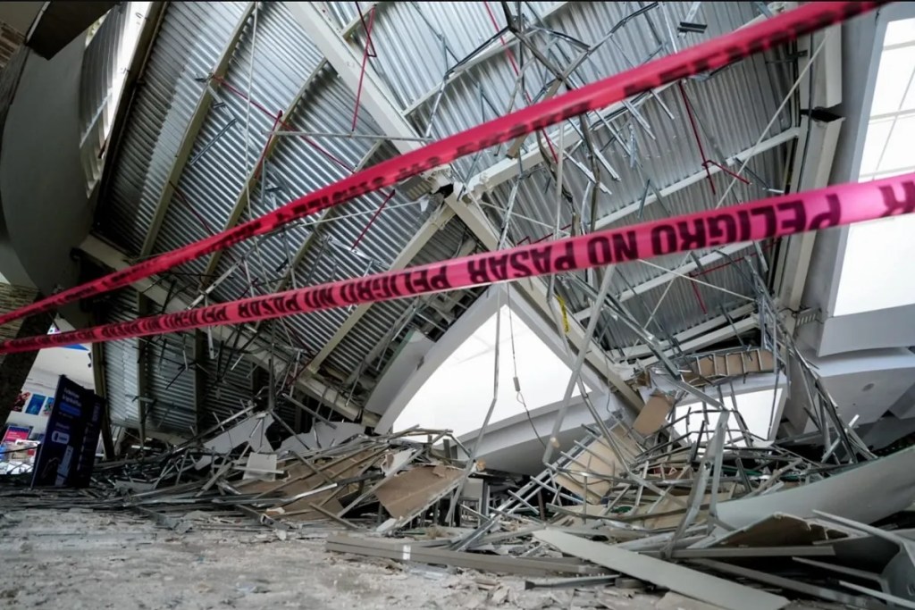 Escombros tras el derrumbe del techo del centro comercial Real Plaza, de Trujillo, Perú (Foto de EFE)