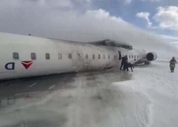 Tres heridos críticos, incluido un niño, en el accidente de avión en Toronto