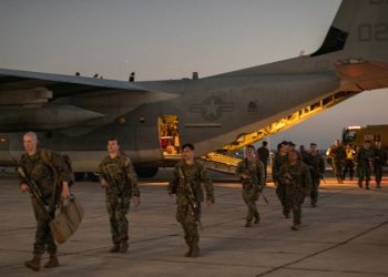 Tropas de EE.UU. llegan a Guantánamo para preparar el centro de migrantes de Trump