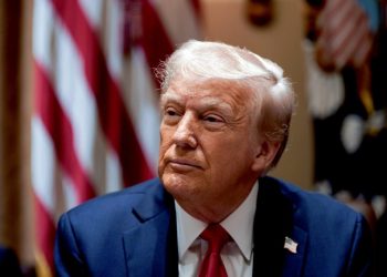 Trump aplaza al 2 de abril la aplicación de aranceles del 25 % a México y Canadá