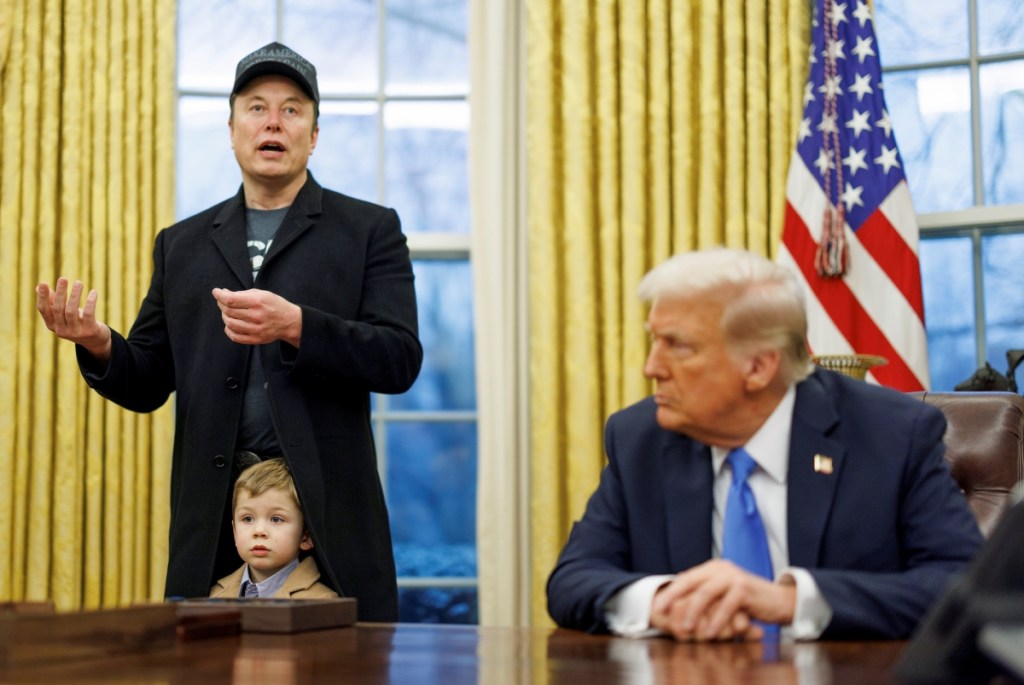 Elon Musk, con su hijo y el presidente de EE.UU. Donald J. Trump, ayer