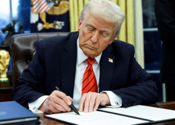 Trump firma orden para aranceles de 25% al acero y al aluminio: iría por autos y chips