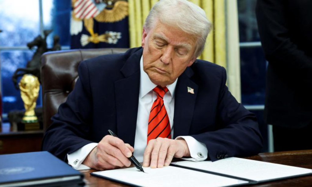 Trump firma orden para aranceles de 25% al acero y al aluminio, que afecatrán a México y otros países; también analiza poner impuestos a los autos y chips.