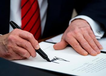 Trump firma una orden ejecutiva que da más poder a Musk para recortar el gasto público