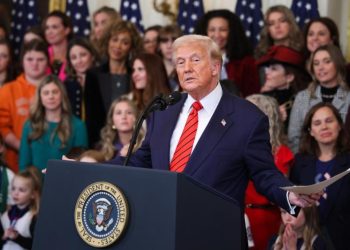 Trump firma una orden para prohibir a mujeres transgénero competir en deportes femeninos