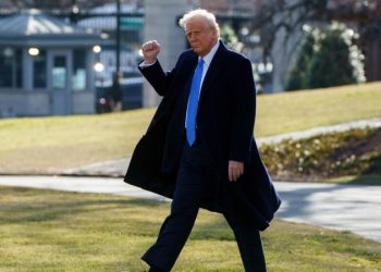 Trump ordena revisión a normativas sobre el uso de armas promulgadas por Biden