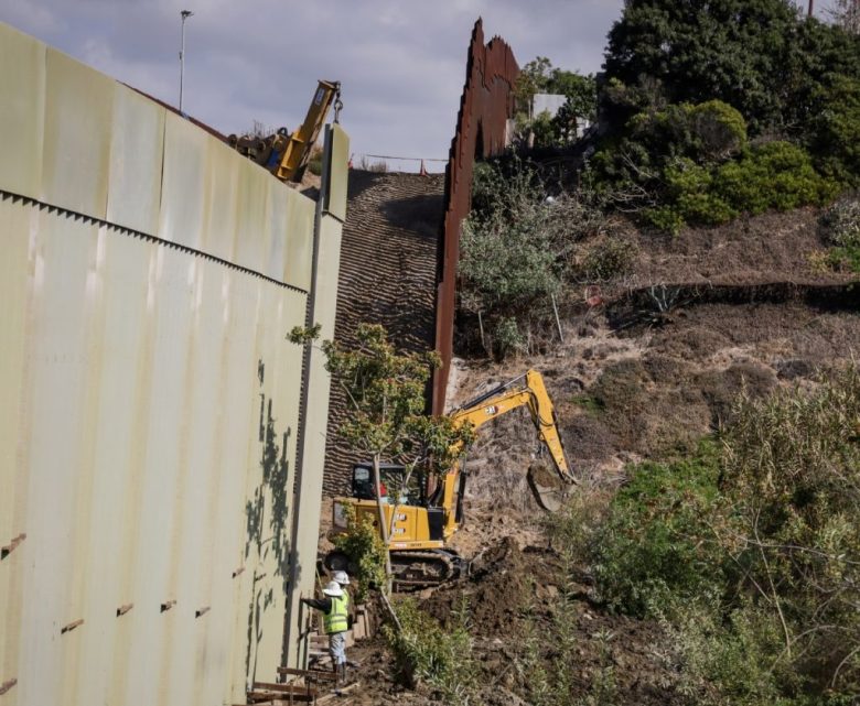 Sobre estas líneas y a la derecha, vistas de los trabajos de reconstrucción del muro fronterizo que retomó el gobierno estadounidense de Donald Trump en Tijuana, después de ocho meses de que las obras estuvieran suspendidas por órdenes de Joe Biden