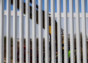 Trump retoma el muro: “Genera mucho dinero pero no protege a nadie”