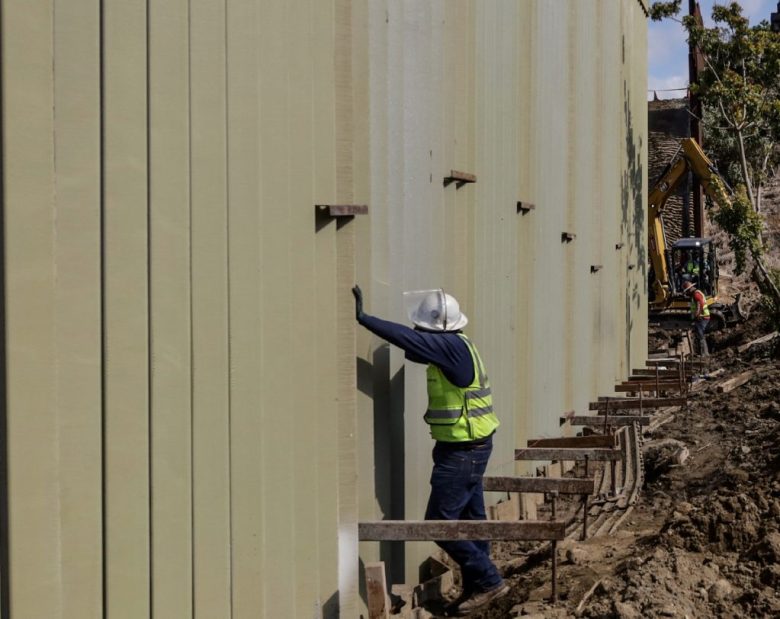 Un obrero del gobierno estadounidense trabaja en la construcción del muro fronterizo entre México y Estados Unidos, en las inmediaciones de Tijuana, Baja California