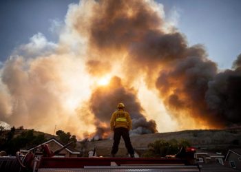 Una compañía eléctrica admite su posible culpa en el origen de un incendio en Los Ángeles