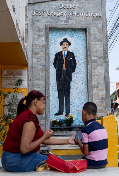 Devotos ante murales del beato José Gregorio Hernández, médico venezolano que será canonizado luego de que el papa Francisco, quien aún sigue hospitalizado, diera su aval al firmar el decreto correspondiente