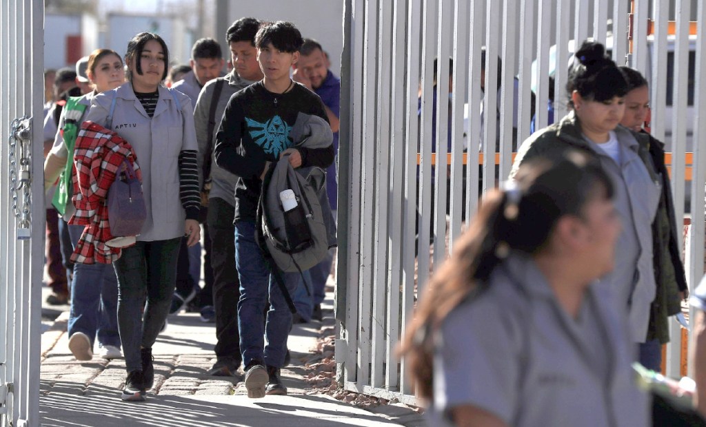 Trabajadores caminan luego de una jornada laboral en una maquiladora en Ciudad Juárez, Chihuahua. Cerca de 45,000 empleos se ha perdido en este epicentro de la industria debido a la incertidumbre arancelaria