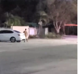 Hombre Desnudo Deambula por la Zona Hotelera de Cancún y Causa Alarma entre Automovilistas