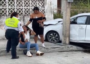 Mujer en presunto estado de ebriedad causa aparatoso accidente en el centro de la ciudad