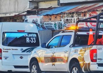 Patrulla detiene a combi y en minutos el conductor se retira