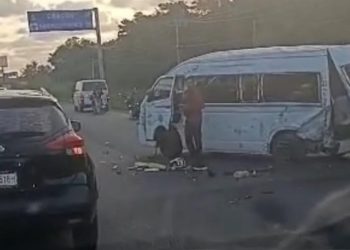 VIDEO: «¡Urgente! Van de transporte se voltea en la carretera Cancún- Playa del Carmen dejando varios heridos y caos vial»