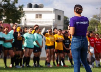 Ana Paty Peralta Celebra el Día de la Mujer con Pasión y Fútbol en la Cancha
