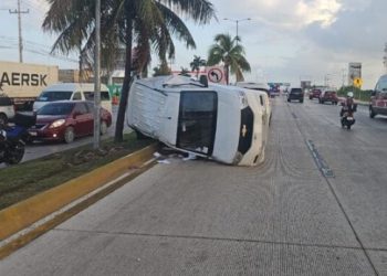 «Accidente Vial en el Bulevar Luis Donaldo Colosio: Camioneta Volcada y Conductor Ileso»