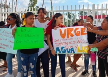 «Padres del fraccionamiento Kusamil exigen servicios básicos para nueva secundaria»