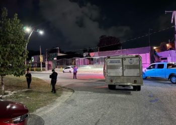 «Ejecutan a presunto empresario en Cancún: ataque armado deja tres heridos en bar de la avenida Huayacán»