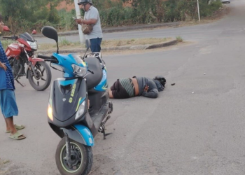 motociclista derrapa