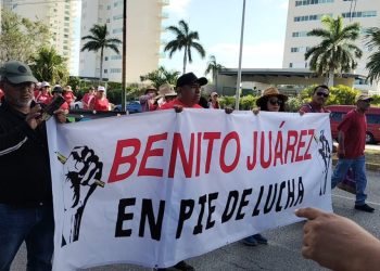 VIDEO Maestros realizan mega marcha en Cancún y bloquean entrada a la Zona Hotelera