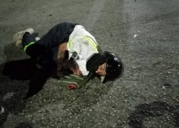 mujer atropella a motociclista