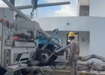 VIDEO «Trabajador de CFE sufre descarga eléctrica tras choque en avenida Nichupté»