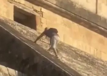VIDEO «Turista Alemán Desata Caos en Chichén Itzá al Subir al Castillo de Kukulcán Durante el Equinoccio»