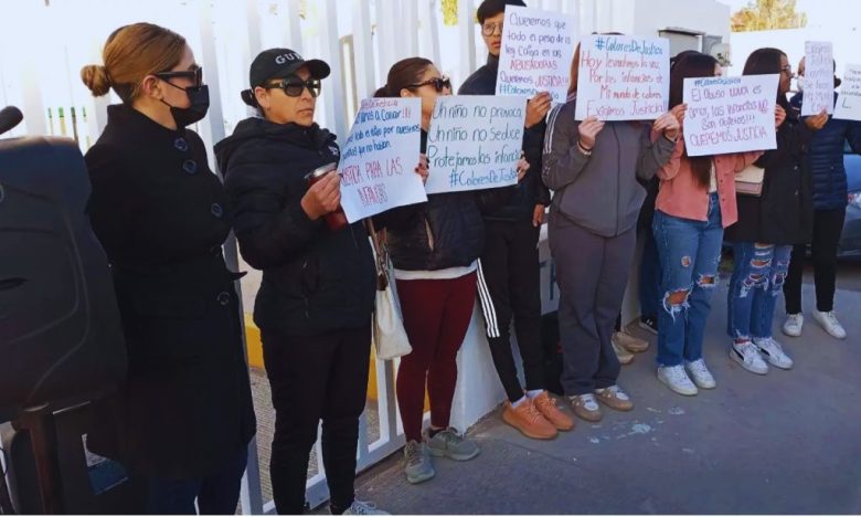 Madres y padres de familia se manifestaron este martes 11 de marzo frente a la guardería afiliada al IMSS "Mi mundo de colores" para exponer casos de presunto abuso sexual y maltrato 