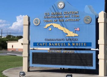 Activistas demandan a Trump para intentar frenar traslado de migrantes a Guantánamo