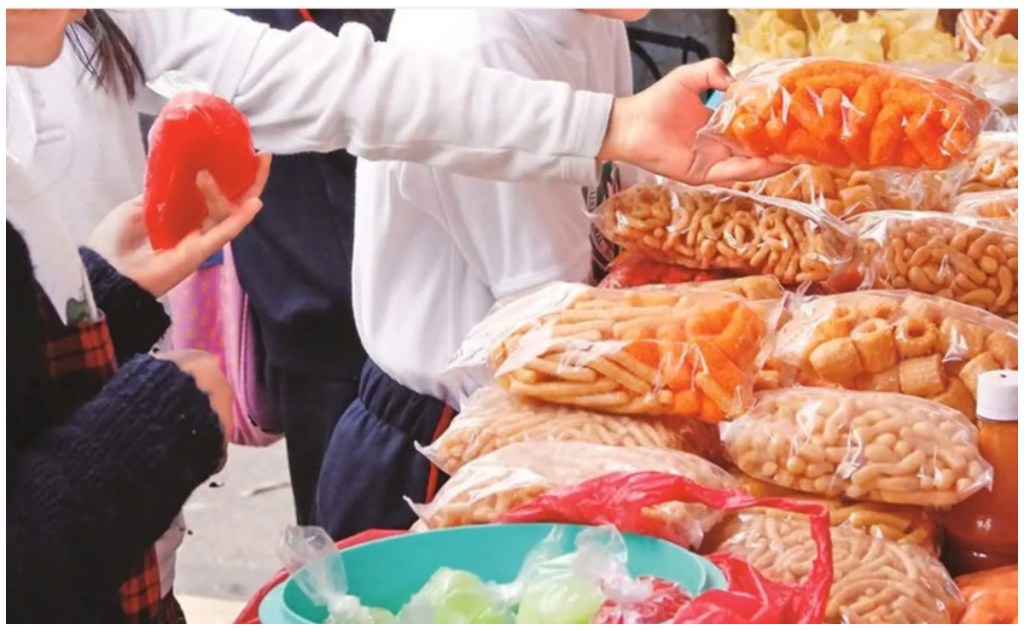 La SEP prohíbe la venta de comida chatarra en escuela; estos son los alimentos y bebidas que estarán permitidos