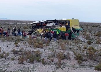 Al menos 37 muertos y 30 heridos por choque de dos autobuses en Bolivia