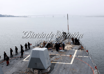 Armado con misiles, el destructor USS Gravely navega en Golfo de México