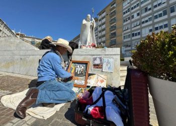 Artista mexicano apoya al papa Francisco con sus dibujos a las puertas del hospital Gemelli