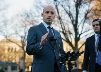 Asesor de Trump niega que juez que paralizó Ley de Enemigos Extranjeros tenga competencias