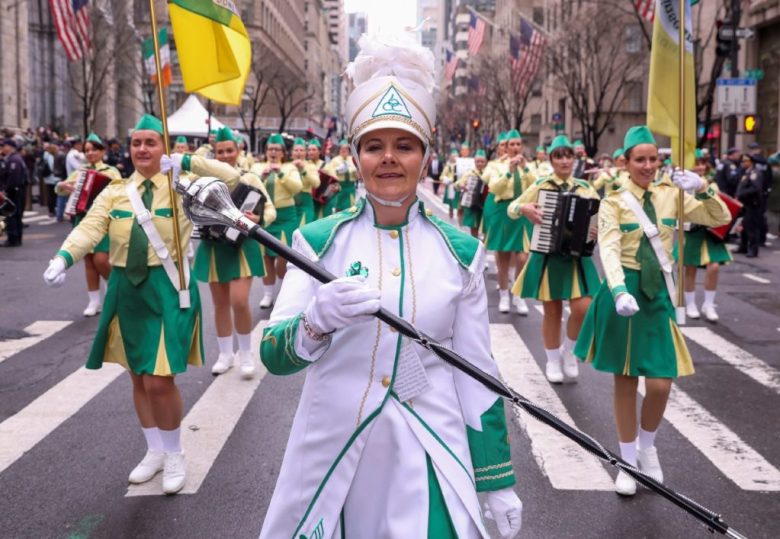 Una banda de música marcha en Nueva York en el desfile anual del Día de San Patricio, fiesta religiosa y cultural que se celebra el 17 de marzo, la fecha de muerte de San Patricio, santo patrono de Irlanda